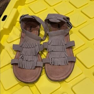 Minnetonka sz 9 womans Fringe Sandals - tan/brown